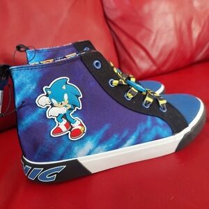 Kids High-Top Sneakers SONIC Sz 6 NEW WITH TAGS SEGA. (Bag C)